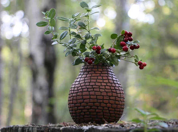 lingonberries ormandaki bir buket ile Seramik vazolar