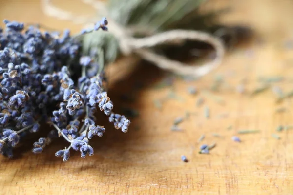 ahşap bir masa üzerinde kurutulmuş lavanta buket