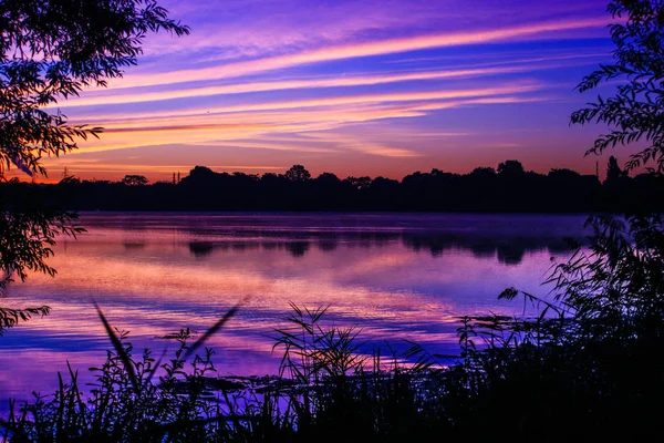 Bunter Sonnenaufgang Über Dem Wasser — Stockfoto