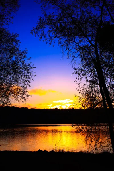 Céu Azul Com Horizonte Amarelo Sobre Lago Campo Árvores Sem — Fotografia de Stock