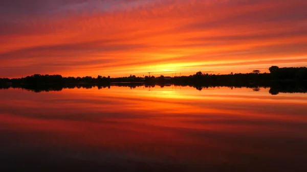 Symmetrie Des Himmels Einem See Bei Sonnenaufgang Wolken Die Sich — Stockfoto