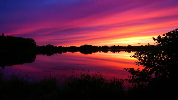 Symmetrie Des Himmels Einem See Bei Sonnenaufgang Wolken Die Sich — Stockfoto