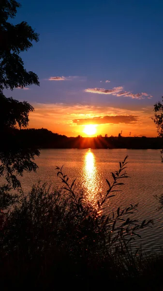 Erstaunlicher Sonnenaufgang Über Einem See Sonnenstrahlen Die Auf Dem Wasser — Stockfoto