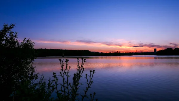 Симетрія Неба Озері Сході Сонця Хмари Відбиваються Воді Відпочинок Біля — стокове фото