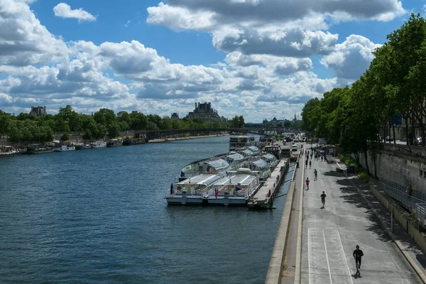 Parigi Francia Giugno 2020 Barche Turistiche Ormeggiate Sulle Rive Della — Foto Stock