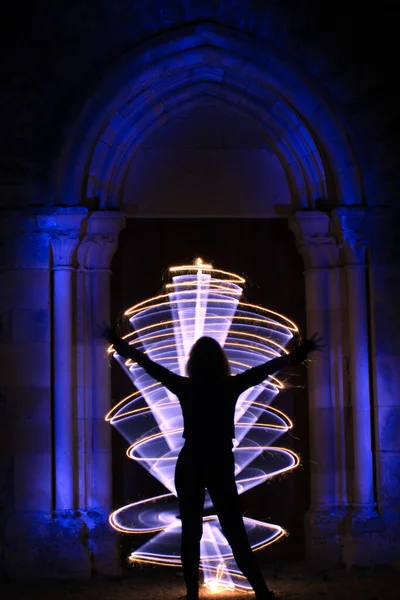 Silhueta Uma Mulher Sessão Pintura Luz Escultura Estilo Gótico Com — Fotografia de Stock