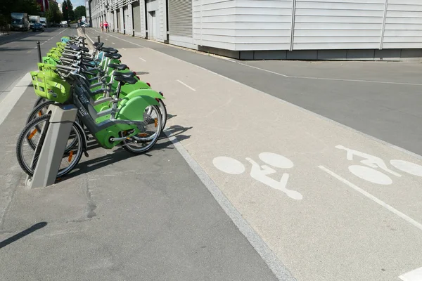 フランス 7月11日 2020年 Vlibレンタルステーション 行電気アシスト自転車 汚染に対する生態学的代替 都市交通 — ストック写真