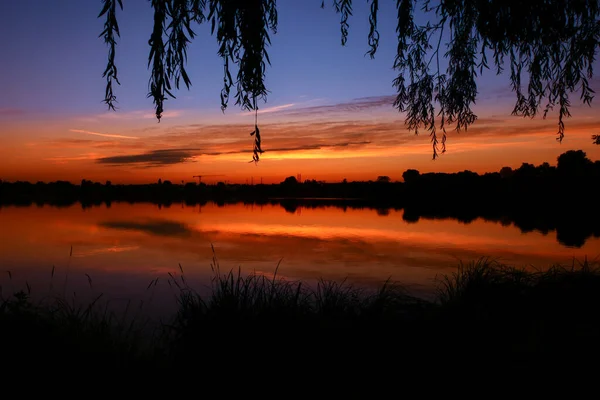 Симметрия Неба Озере Восходе Солнца Облака Отражаются Воде Отдых Берегу — стоковое фото