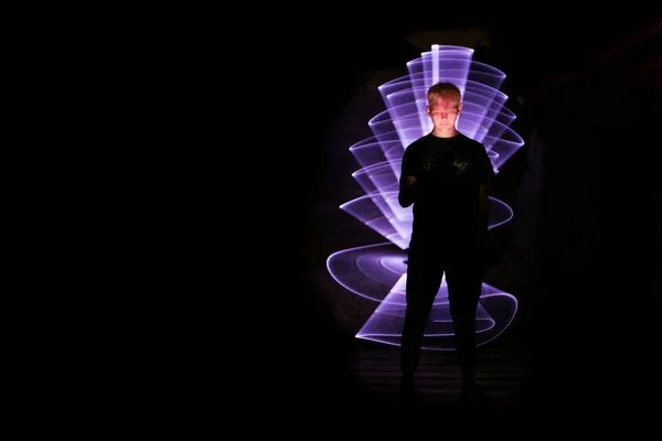 Silhueta Homem Usando Smartphone Forma Abstrata Lightpainting Com Sabre Luz — Fotografia de Stock