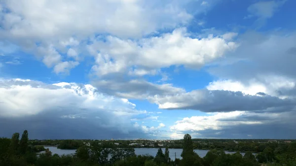 Ciel Bleu Avec Cumulonimbus Sur Eau Beau Paysage Campagne Journée — Photo