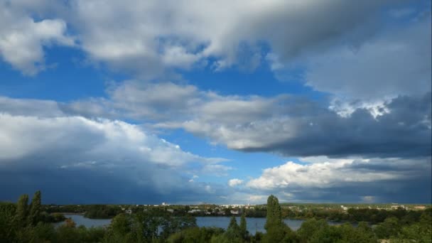 Czas Upływa Białe Chmury Cumulonimbus Które Paradują Niebieskim Niebie Nad — Wideo stockowe