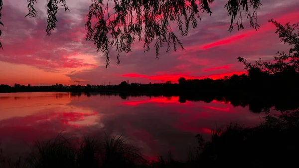 Simetría Del Cielo Lago Amanecer Nubes Reflejándose Agua Paisaje Vacaciones — Foto de Stock