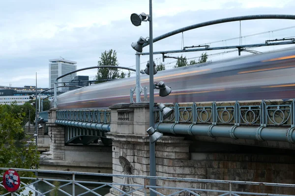 Paříž Francie Září 2020 Vlak Nebo Metro Jezdí Leteckém Mostě — Stock fotografie