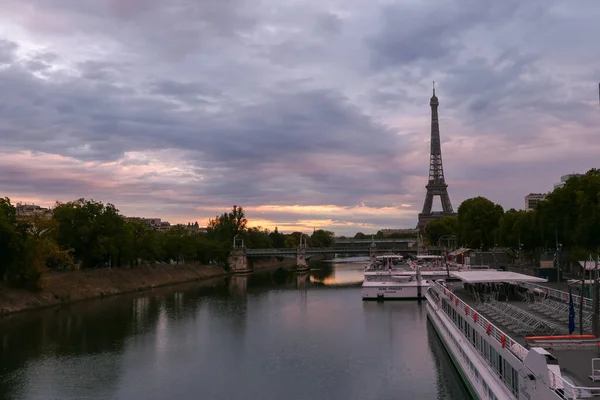 París Francia Septiembre 2020 Salida Puesta Sol Detrás Torre Eiffel —  Fotos de Stock