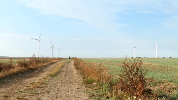 萨克拉拉9月20日2020年 用风力发电的结构 风力涡轮机排成一排在乡间的田野里 可再生能源概念 — 图库视频影像