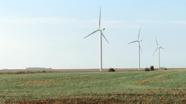 萨克拉拉9月20日2020年 用风力发电的结构 风力涡轮机排成一排在乡间的田野里 可再生能源概念 — 图库视频影像