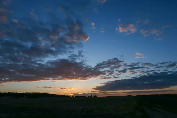 Increíble Puesta Sol Campo Cumulonimbus Estrato Muy Colorido Cielo Dramático — Foto de Stock
