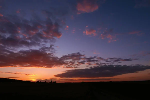 Increíble Puesta Sol Campo Cumulonimbus Estrato Muy Colorido Cielo Dramático — Foto de Stock