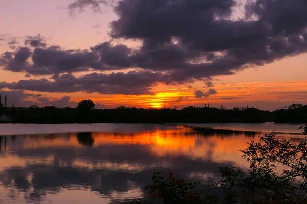 Surpreendente Nascer Sol Cena Rural Simetria Céu Lago Pôr Sol — Fotografia de Stock