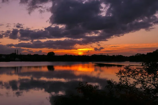 Erstaunlicher Sonnenaufgang Ländlichen Raum Symmetrie Des Himmels Einem See Bei — Stockfoto
