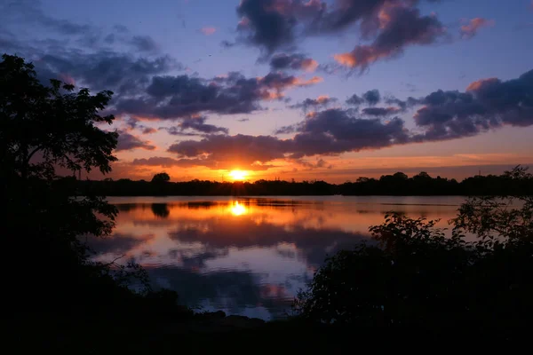 Symmetrie Des Himmels Einem See Bei Sonnenaufgang Oder Sonnenuntergang Wolken — Stockfoto