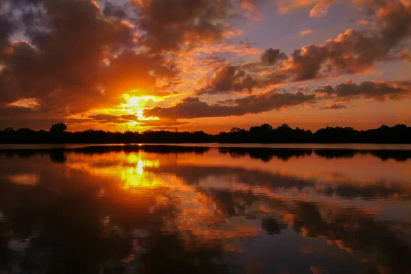 Surpreendente Nascer Sol Cena Rural Simetria Céu Lago Pôr Sol — Fotografia de Stock