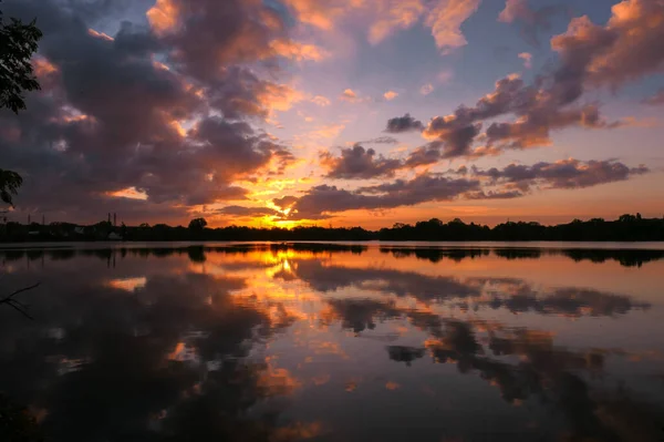 乡村奇景的日出 日落时湖中天空的对称 云彩反射在水面上 静谧悠闲的风景 美丽的五彩缤纷的积木 — 图库照片