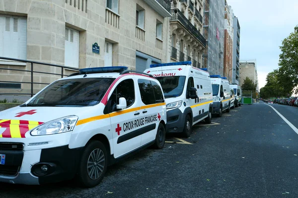 Parijs Frankrijk Oktober 2020 Ambulance Van Het Rode Kruis Voor — Stockfoto