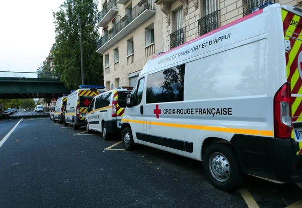 Parijs Frankrijk Oktober 2020 Ambulance Van Het Rode Kruis Voor — Stockfoto