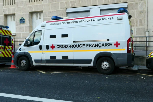 Parijs Frankrijk Oktober 2020 Ambulance Van Het Rode Kruis Voor — Stockfoto