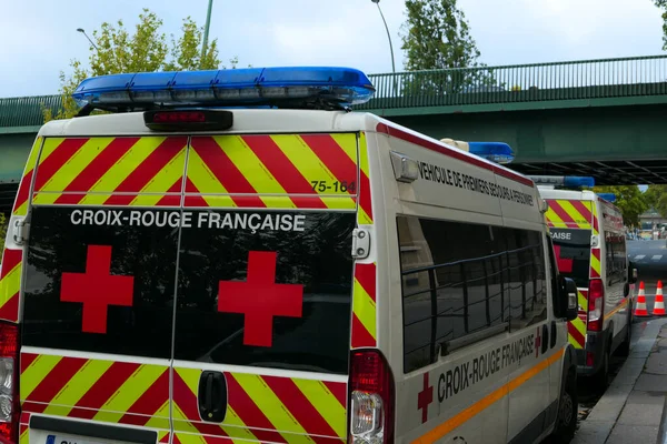 Parijs Frankrijk Oktober 2020 Ambulance Van Het Rode Kruis Voor — Stockfoto