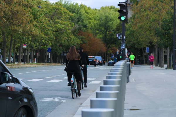 フランス 10月4日 2020年 レンタサイクルを利用する観光客のカップル 行電気アシスト自転車 汚染に対する生態学的代替 都市交通 — ストック写真