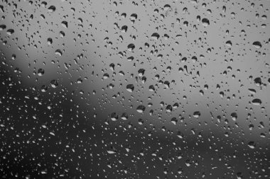 Camdaki yağmur damlaları