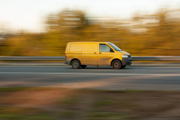 Движение желтых автомобилей
