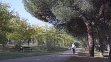 Charco agua en la calle 