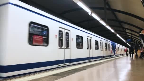 Interior Estacin Metro Madrid — стоковое видео