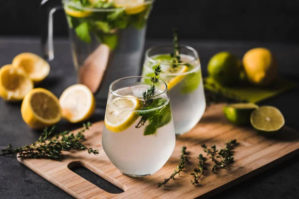 Arka planda iki soğuk kokteyl.