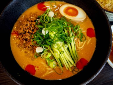 Yumurtalı lezzetli Asya çorbası, kıyma ve kuşkonmaz.