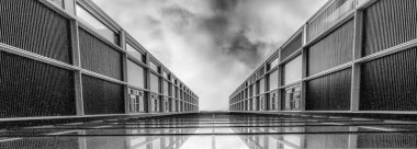 Gökdelen gri gökyüzünde ayrılıyor