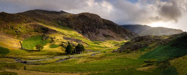 Yeşil tepelerin arasında nehir vadisi