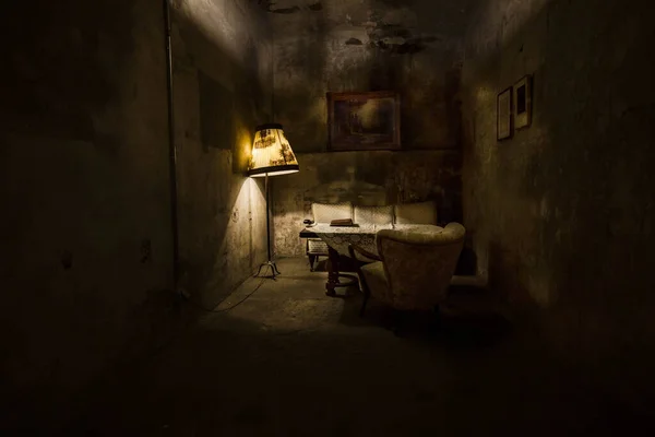 Korkunç bir odada karanlık.