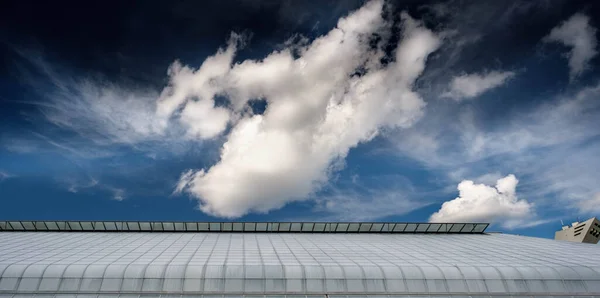 Beyaz bulutlu eşsiz çatı tasarımı