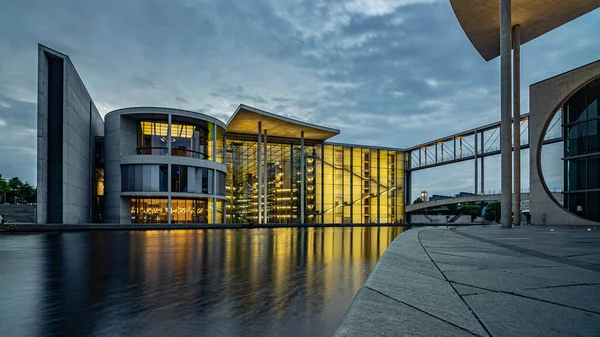 Göl kenarında lüks bir otel.