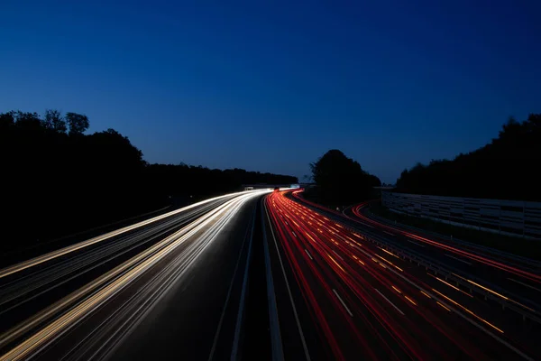 Ağaçların yanında parlayan gece yolu