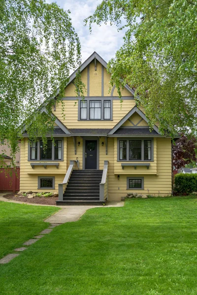 Amarelo grande casa de família velha com spacios jardim da frente . — Fotografia de Stock