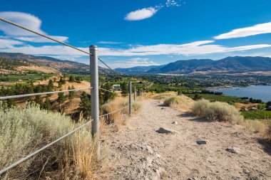 Göller arasında bir şehir ile vadi üzerinde panoramik görünümü