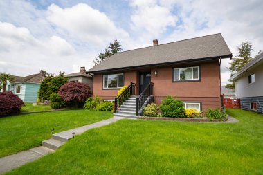 Arazi terası üzerine inşa edilen ortalama kahverengi konut evi