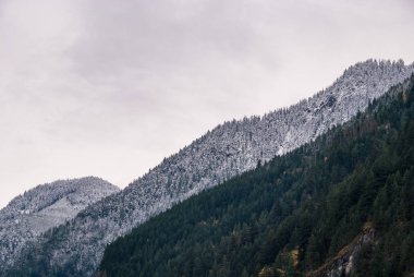 Kanada'da kış saatinde yüksek montaj Dik yamaçları
