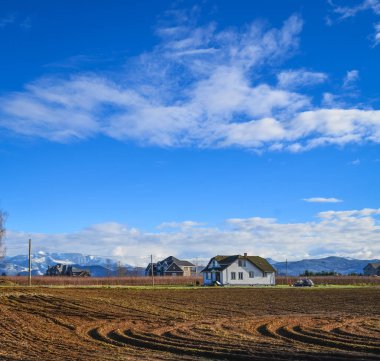 British Columbia kış sezonunda sahada Çiftçi evleri