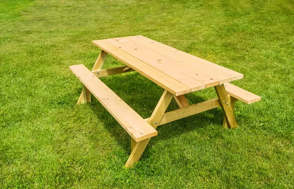 Bir parkta yeşil çim piknik masası